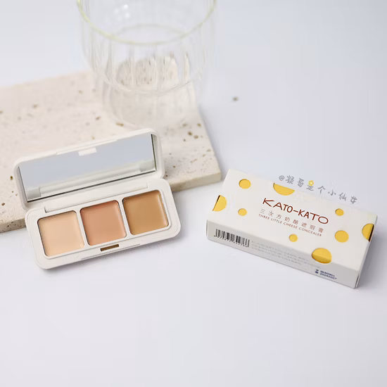 Kato Tricolor Plate deckt das Gesicht mit einem Concealer gegen Flecken, Akne und Augenringe ab